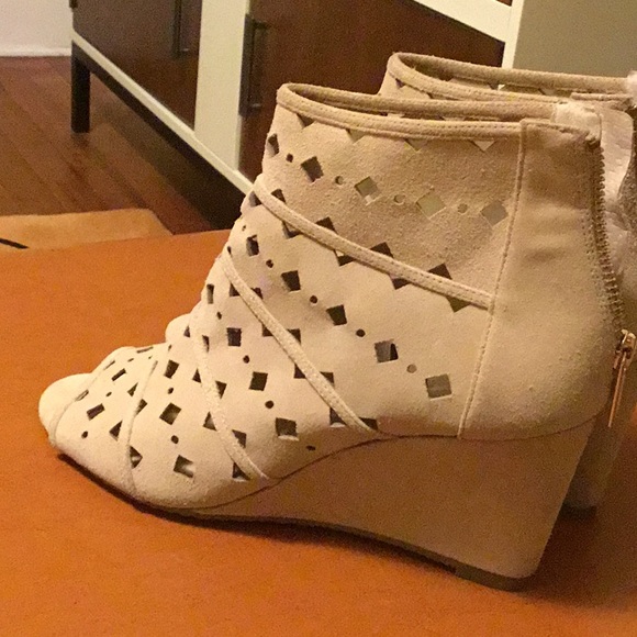 Michael Kors leather open toe booties, size 7,5,  wedge 3” - Picture 8 of 8